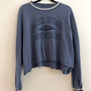 American Eagle Size L Blue Ridge Mountain cropped sweatshirt